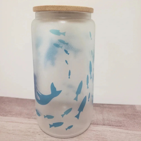 Killer whale glow in the dark glass cup with lid and straw - Picture 3 of 7